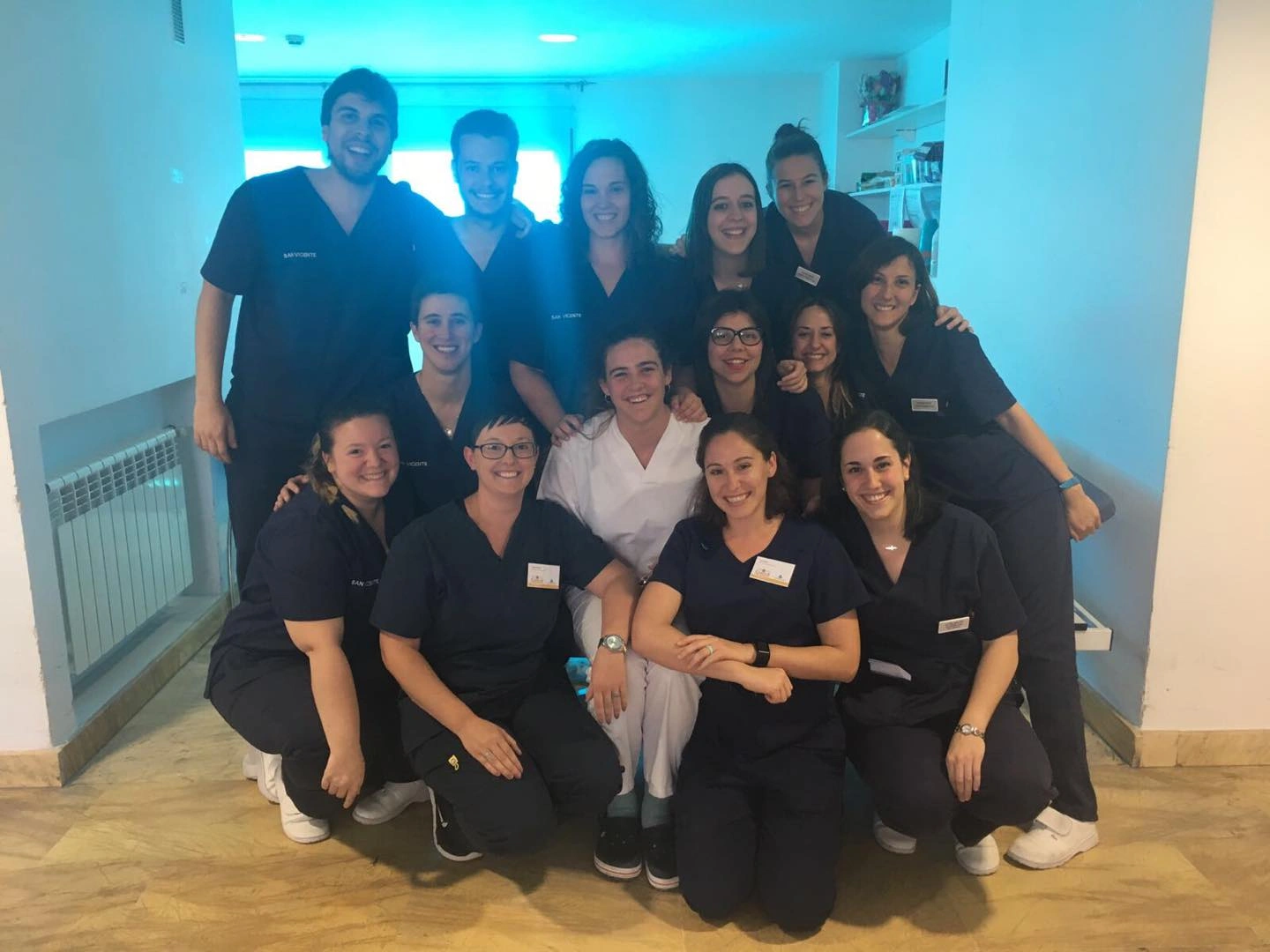 Estudiantes de la West Coast University comparten tres días con los fisioterapeutas de la Clínica San Vicente
