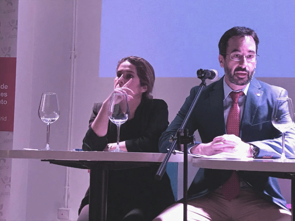 Dña. Luján Sanjuan y D. Antonio Cros en el Encuentro de Asociados de ACESIMA