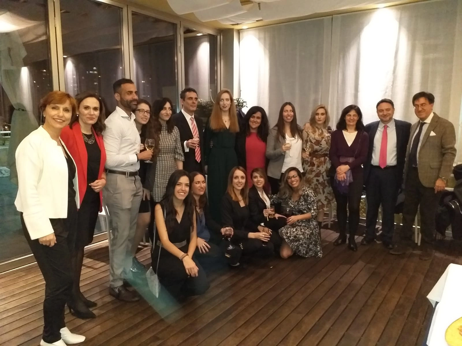 Alumnos y docentes disfrutando del cocktail del Acto de Clausura. de Másteres de la Clínica San Vicente